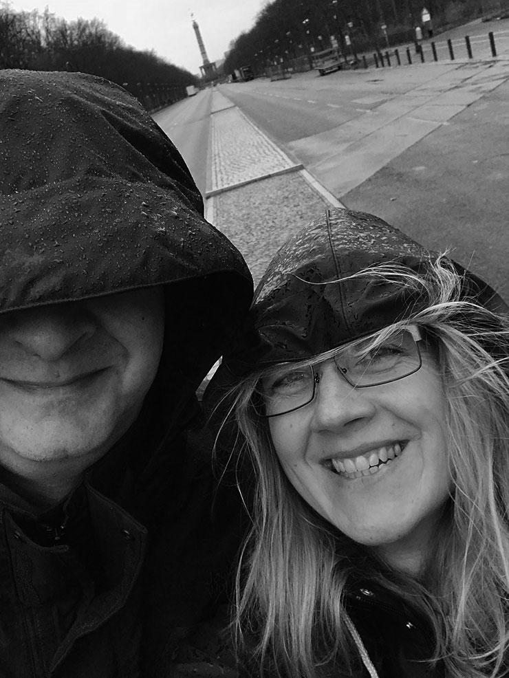 Elle and her husband on a rainy day, standing on the Straße des 17. Juni